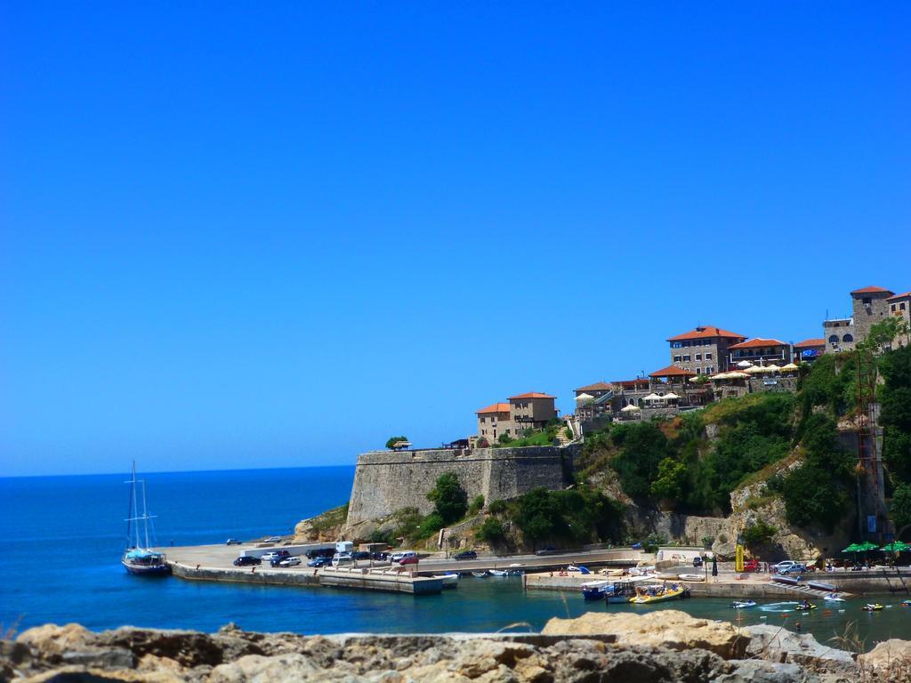 Hotel Cruiser Ulcinj Buitenkant foto