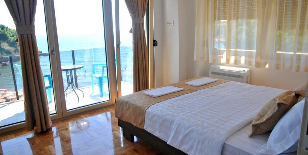 Hotel Cruiser Ulcinj Buitenkant foto
