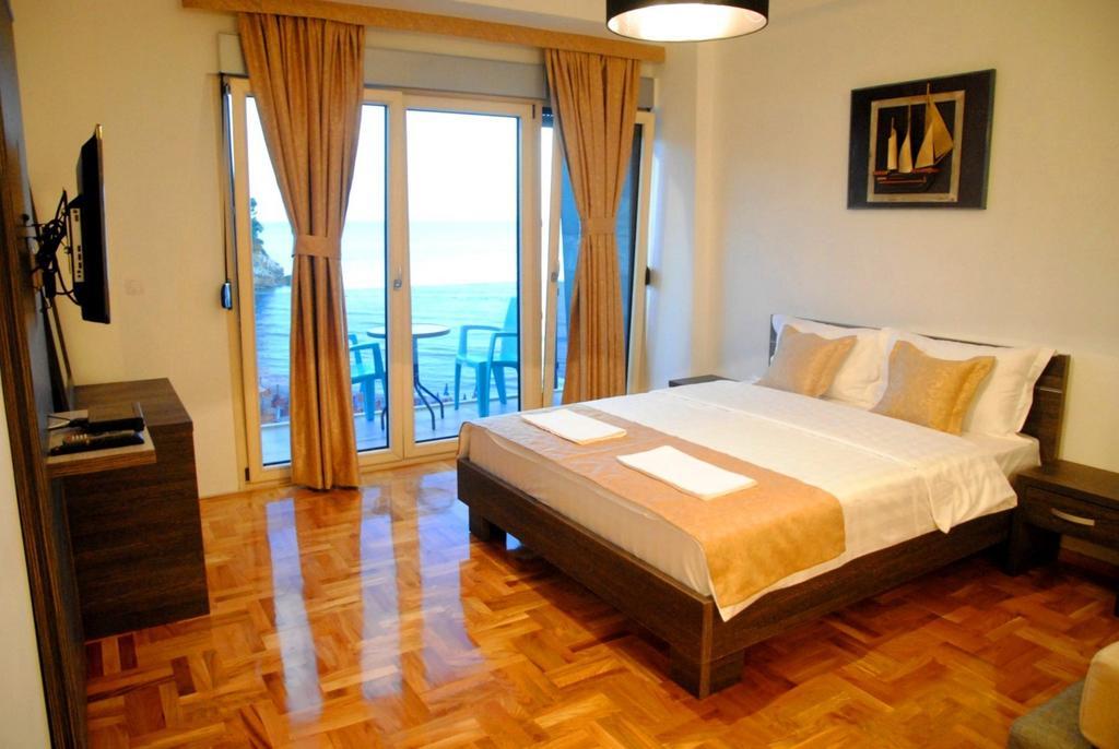 Hotel Cruiser Ulcinj Buitenkant foto