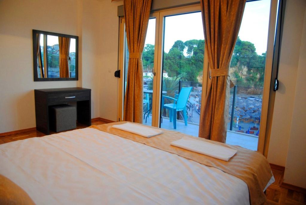 Hotel Cruiser Ulcinj Buitenkant foto