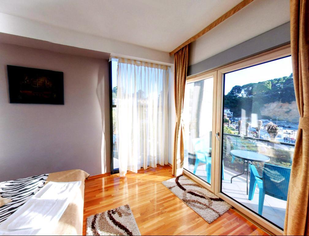 Hotel Cruiser Ulcinj Buitenkant foto